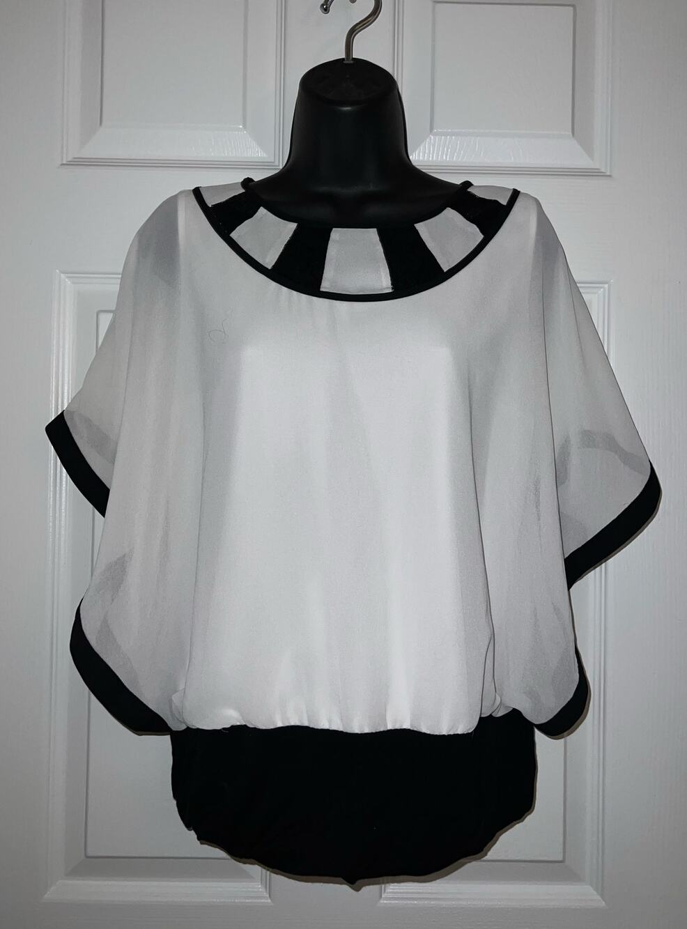 EUC Thalia Sodi Women's Lace Inset Blouse White Kimono Like Size S Small